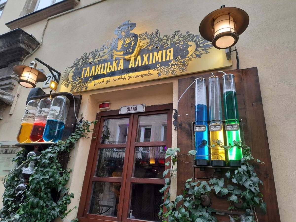 Midnight Cats' Apartment In Rynok Square Світло Є Завжди! Lviv Dış mekan fotoğraf